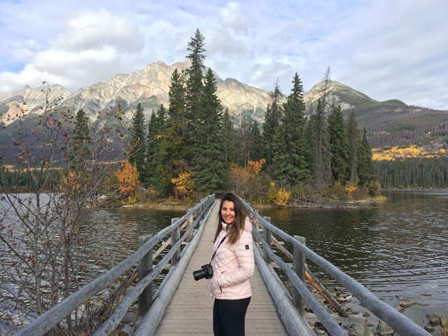 Chica en un puente de Canadá